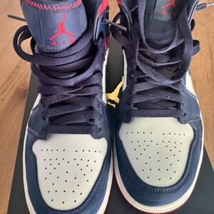 Jordan 1 Mid SE Navy and White 7.5M